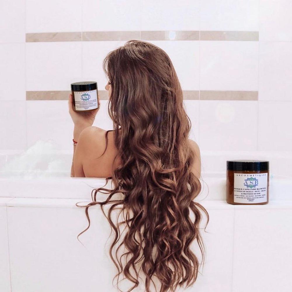 femme de profil avec le pot dans la main et une autre avec un peigne brossant ces cheveux avec le masque capillaire blowtox