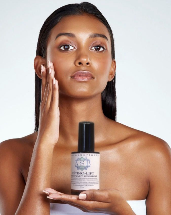 femme de face avec une main qui caresse son visage et le retino-lift poser sur la paume de son autre main