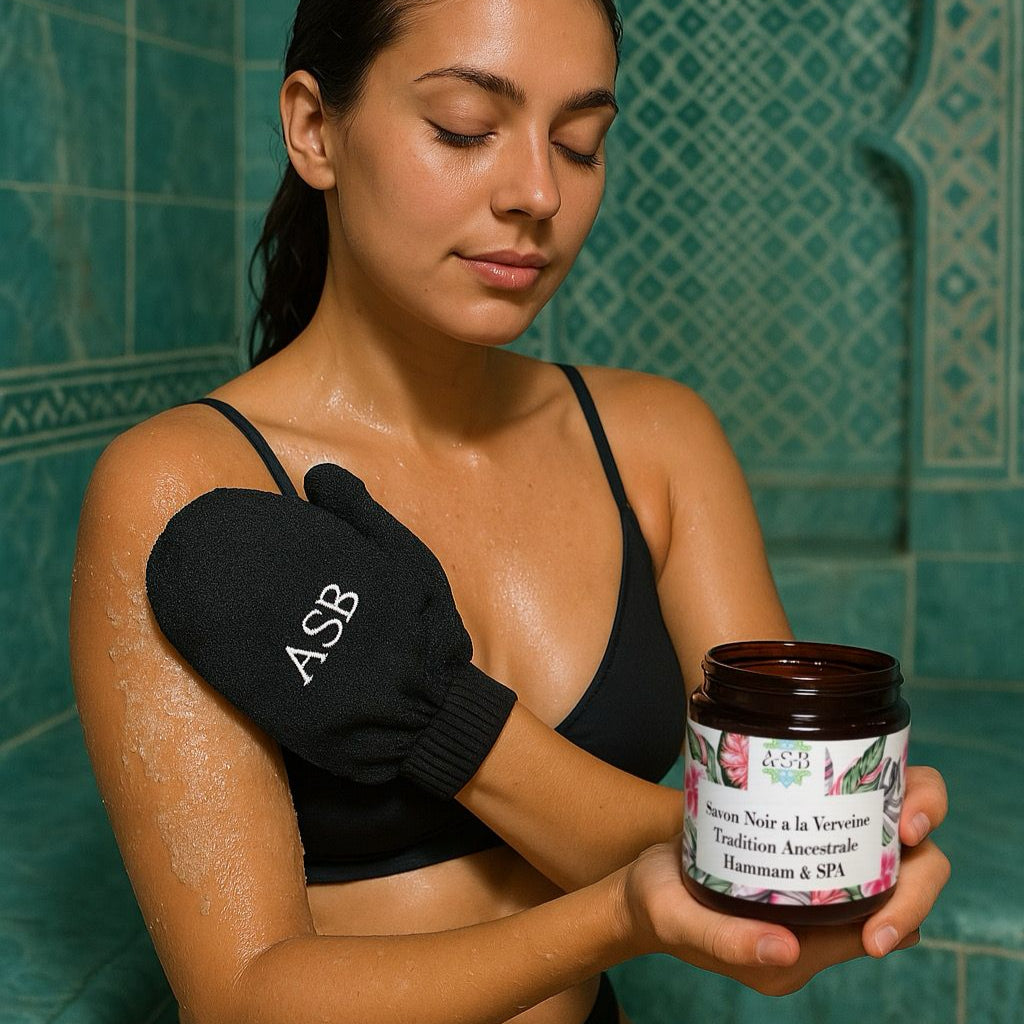 femme de face en maillot de bain dans un hammam frottant sa peau avec le savon noir avec un gant de toilette ASB cosmétique