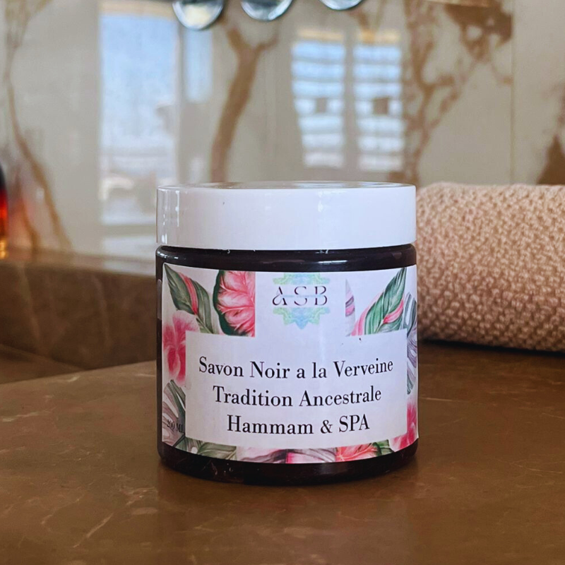 pot du savon noir a la verveine poser sur le plans de travail de la salle de bain