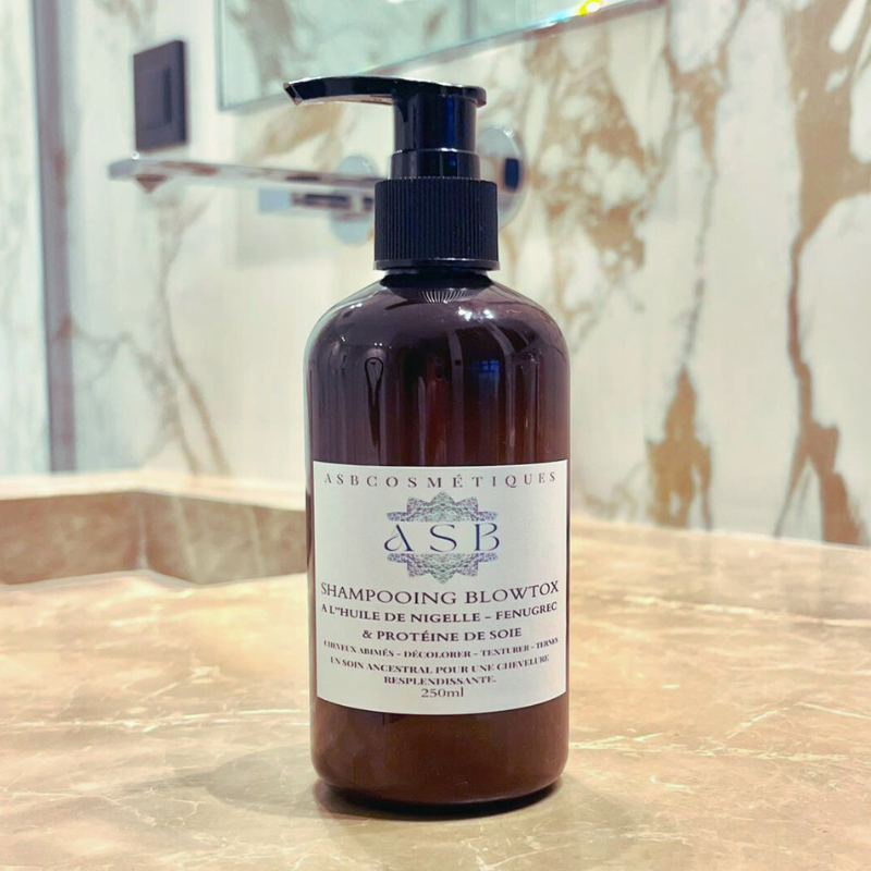 bouteille en plastique avec du shampoing a l'intérieur poser sur le plan de travail d'une salle de bain