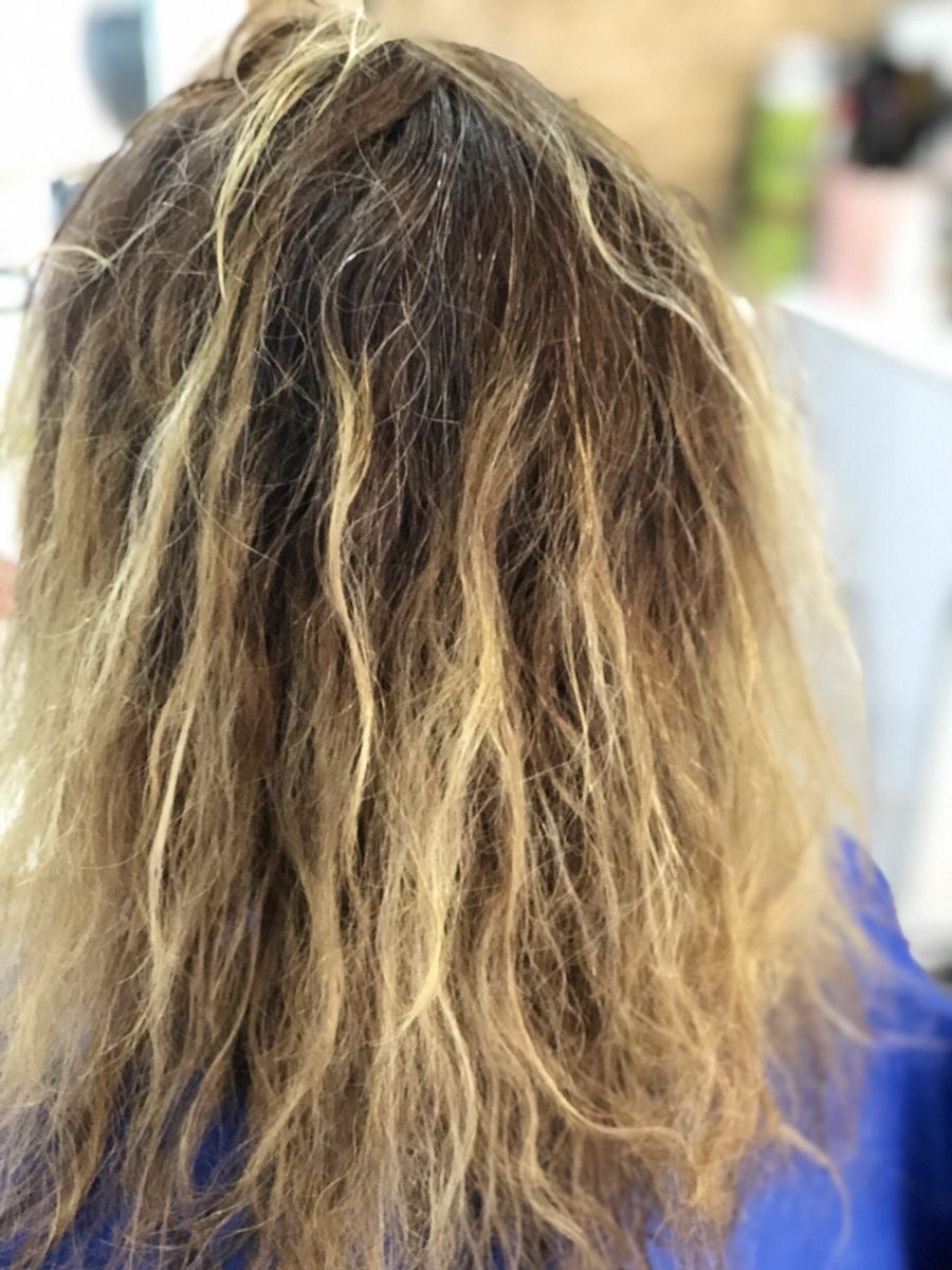 Cheveux décolorés : comment réparer une fibre sensibilisée ?