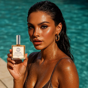 femme en maillot de bain au bord de la piscine de face avec la peau brillante et tenant l'huile scintillante hydratante éclat doré 