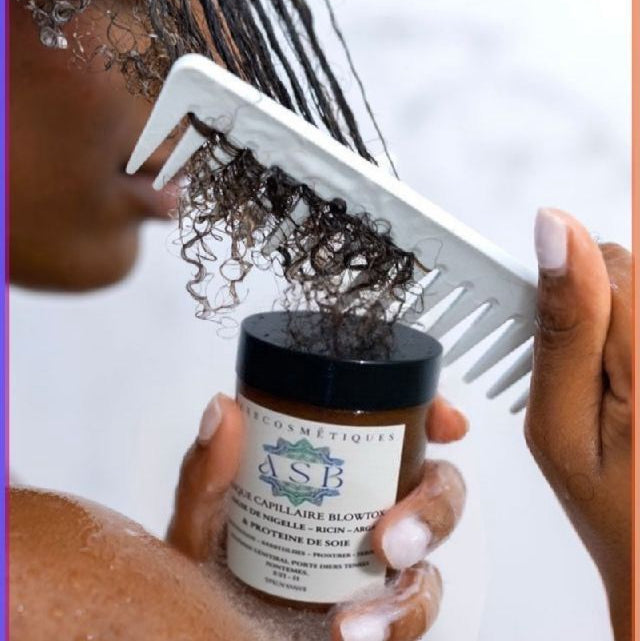 femme de profil avec le pot dans la main et une autre avec un peigne brossant ces cheveux avec le masque capillaire blowtox