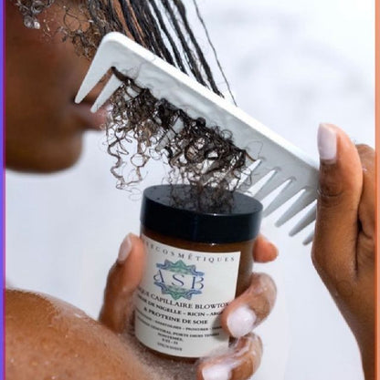 femme de profil avec le pot dans la main et une autre avec un peigne brossant ces cheveux avec le masque capillaire blowtox