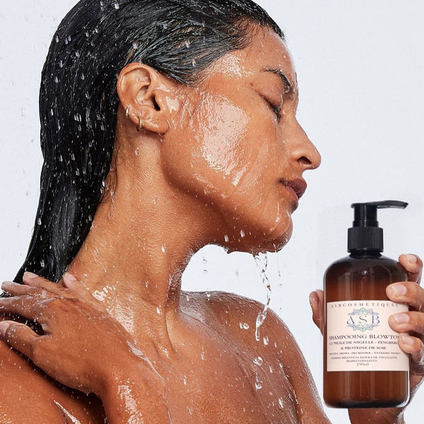 femme prenant une douche avec le shampoing blowtox 