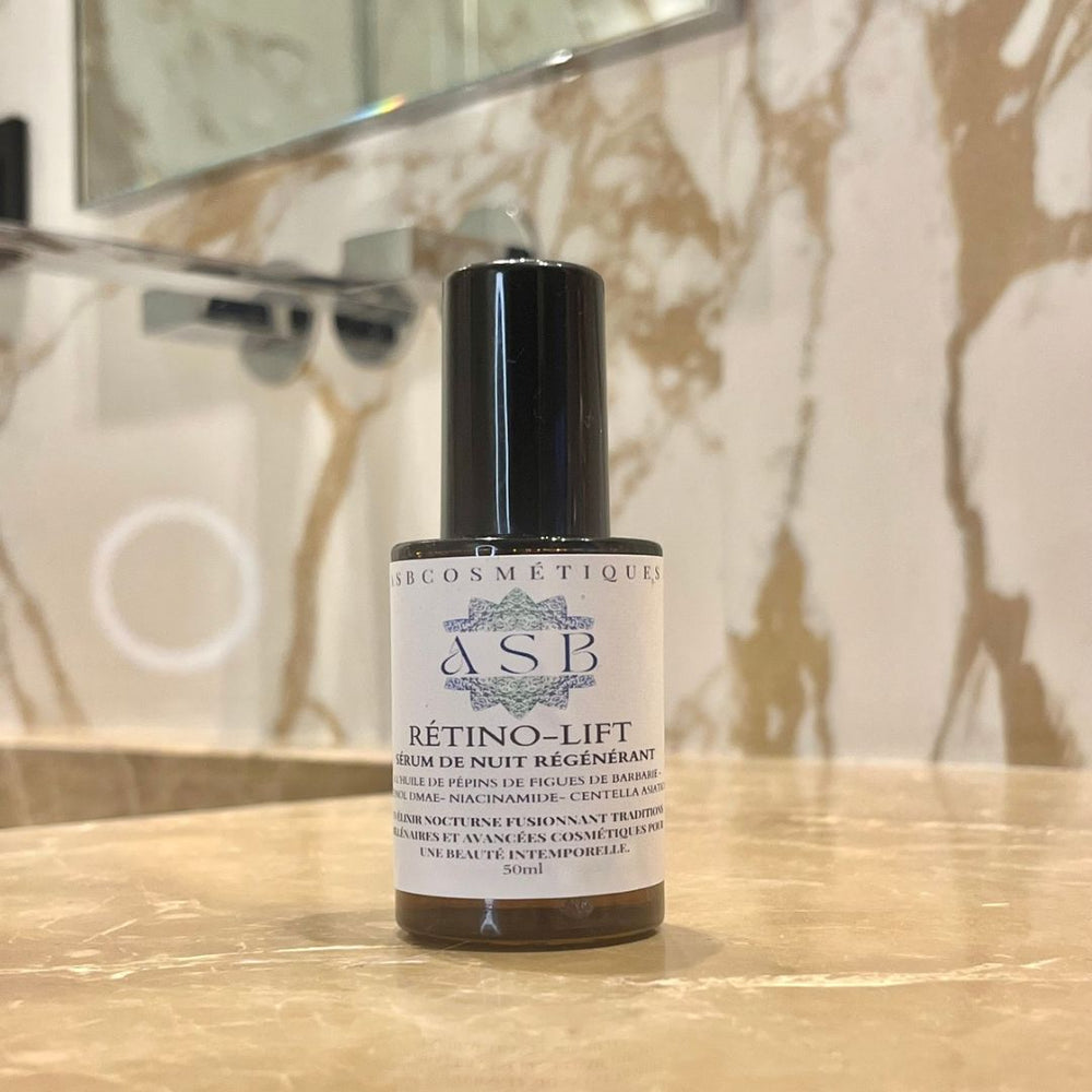 sérum de nuit retino-lift en gros plan posé sur le plan de travail de la salle de bain 