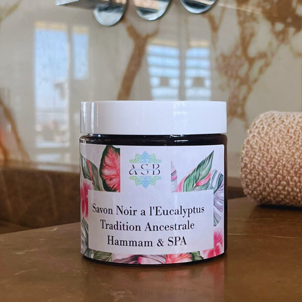 un pot de savon noir a l'eucalyptus traditionnel poser sur le plans de travail d'une salle bain 