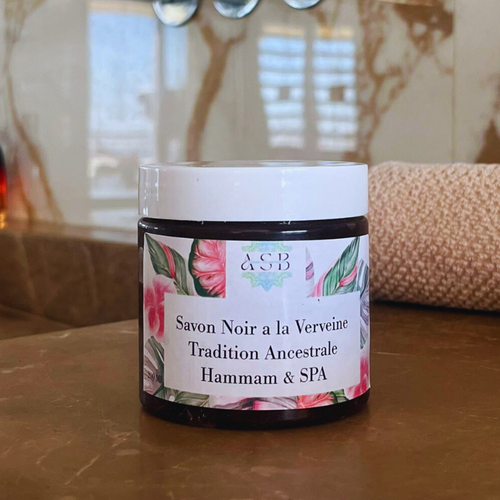 pot du savon noir a la verveine poser sur le plans de travail de la salle de bain 