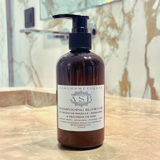 bouteille en plastique avec du shampoing a l'intérieur poser sur le plan de travail d'une salle de bain