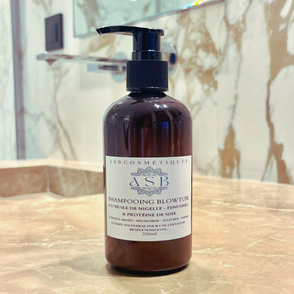 bouteille en plastique avec du shampoing a l'intérieur poser sur le plan de travail d'une salle de bain